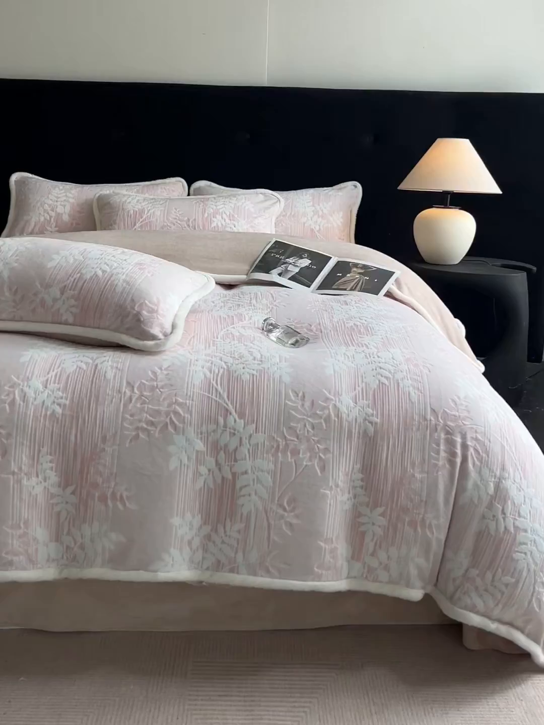 91家纺网 家纺一手货源 找家纺 极简 2025新款立体雕花牛奶绒四件套系列 伊贝尔-粉