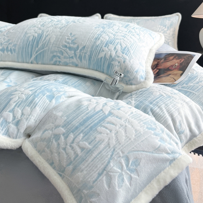 91家纺网 家纺一手货源 找家纺 极简 2025新款立体雕花牛奶绒四件套系列 伊贝尔-蓝