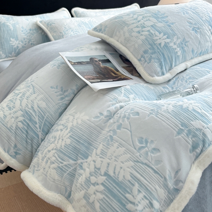 91家纺网 家纺一手货源 找家纺 极简 2025新款立体雕花牛奶绒四件套系列 伊贝尔-蓝