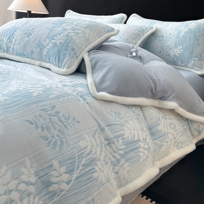 91家纺网 家纺一手货源 找家纺 极简 2025新款立体雕花牛奶绒四件套系列 伊贝尔-蓝