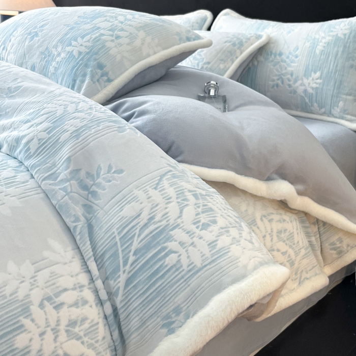 91家纺网 家纺一手货源 找家纺 极简 2025新款立体雕花牛奶绒四件套系列 伊贝尔-蓝