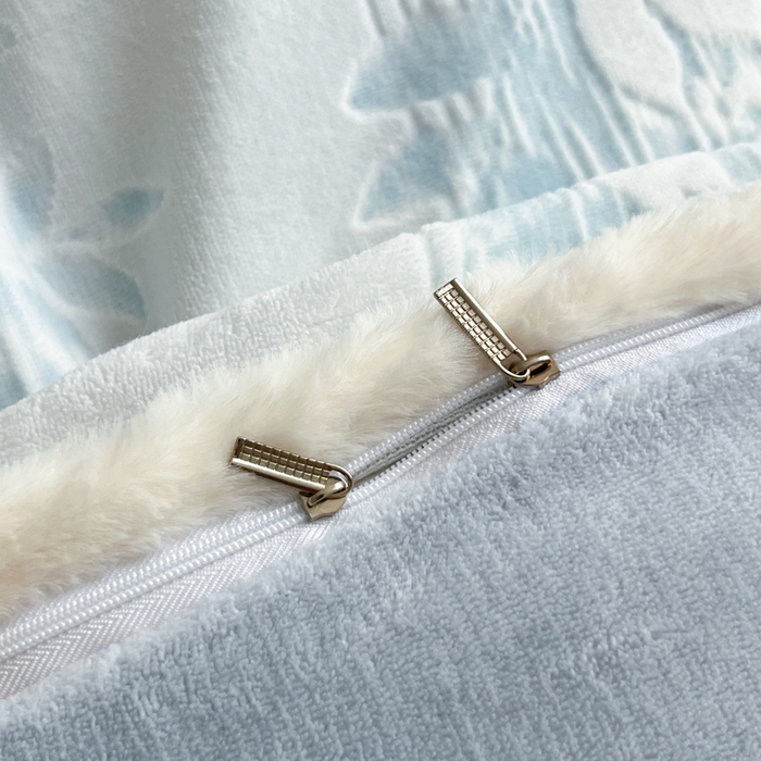 91家纺网 家纺一手货源 找家纺 极简 2025新款立体雕花牛奶绒四件套系列 伊贝尔-蓝