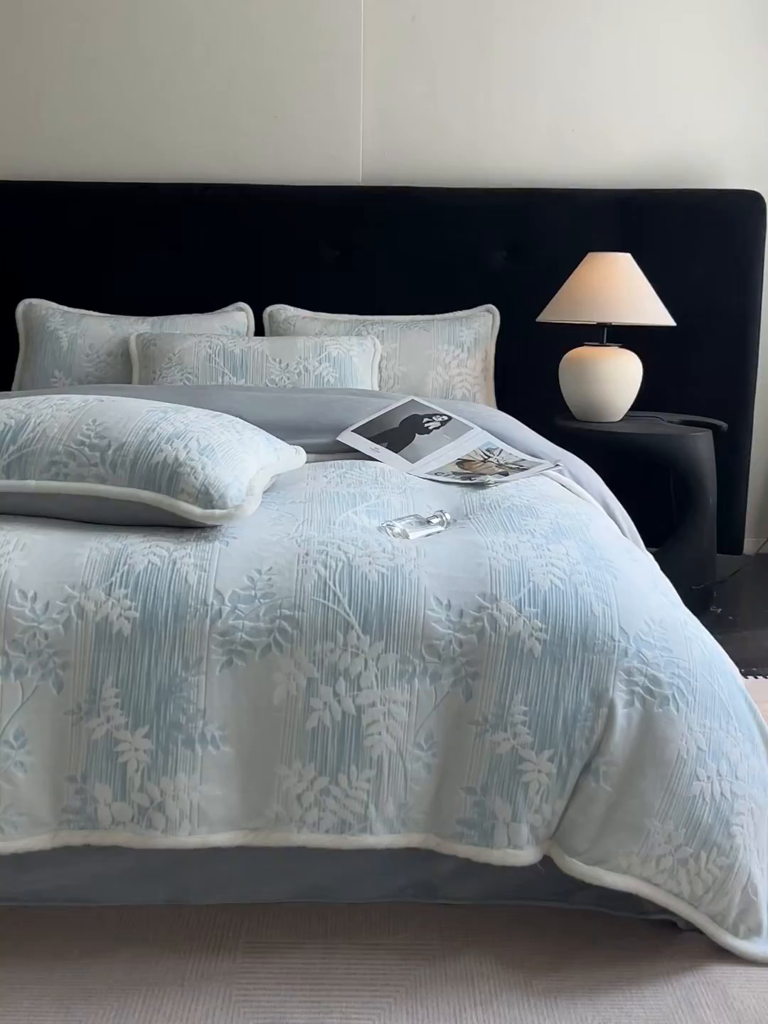 91家纺网 家纺一手货源 找家纺 极简 2025新款立体雕花牛奶绒四件套系列 伊贝尔-蓝