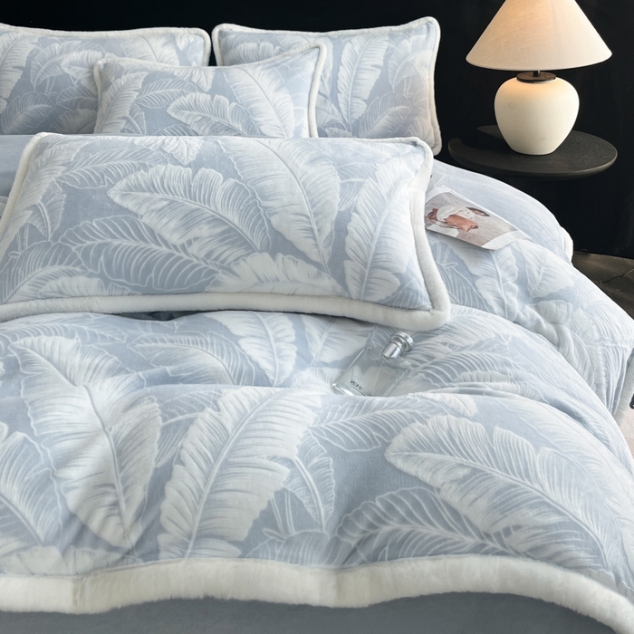 91家纺网 家纺一手货源 找家纺 极简 2025新款立体雕花牛奶绒四件套系列 佐伊-蓝