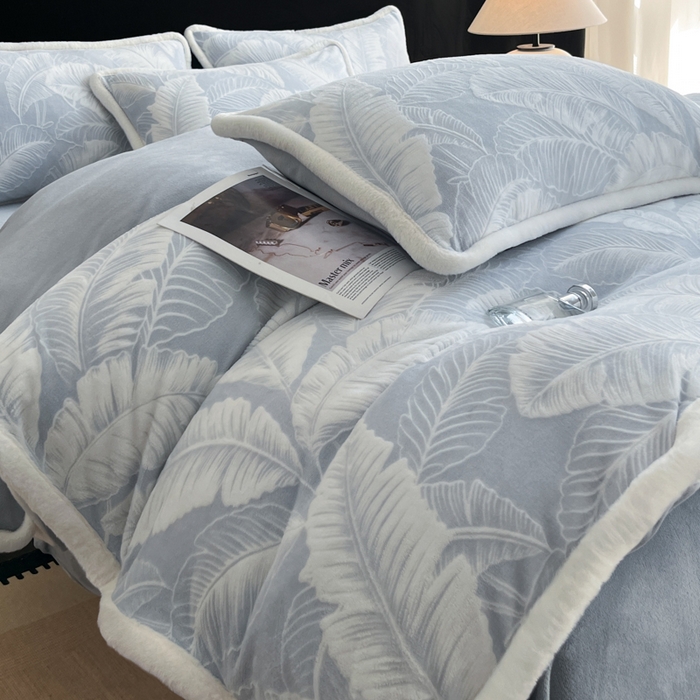 91家纺网 家纺一手货源 找家纺 极简 2025新款立体雕花牛奶绒四件套系列 佐伊-蓝