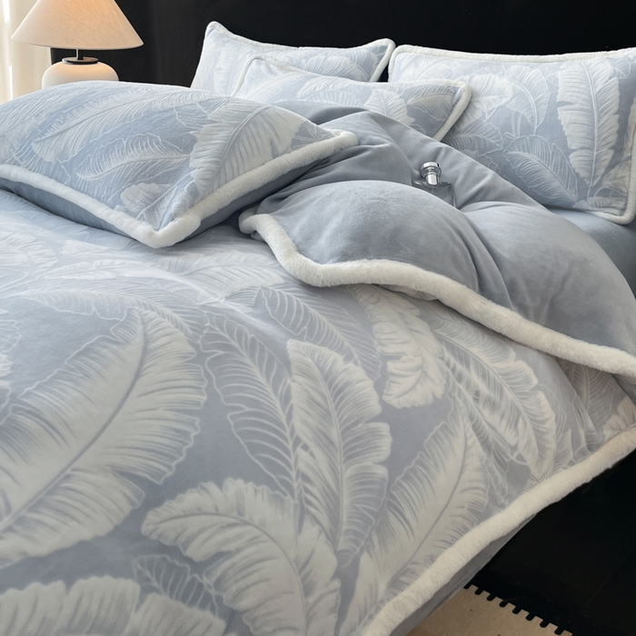 91家纺网 家纺一手货源 找家纺 极简 2025新款立体雕花牛奶绒四件套系列 佐伊-蓝