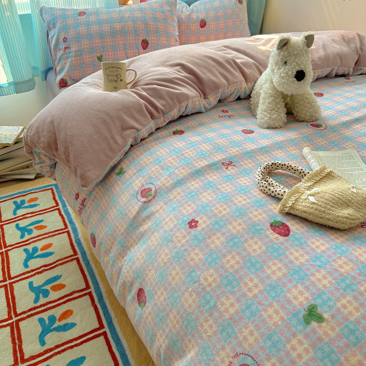 91家纺网 家纺一手货源 找家纺 小叮当家纺仓储工厂店 买家秀 爆款花型2025新款小清新180克跑量款牛奶绒三件套四件套 草莓星星