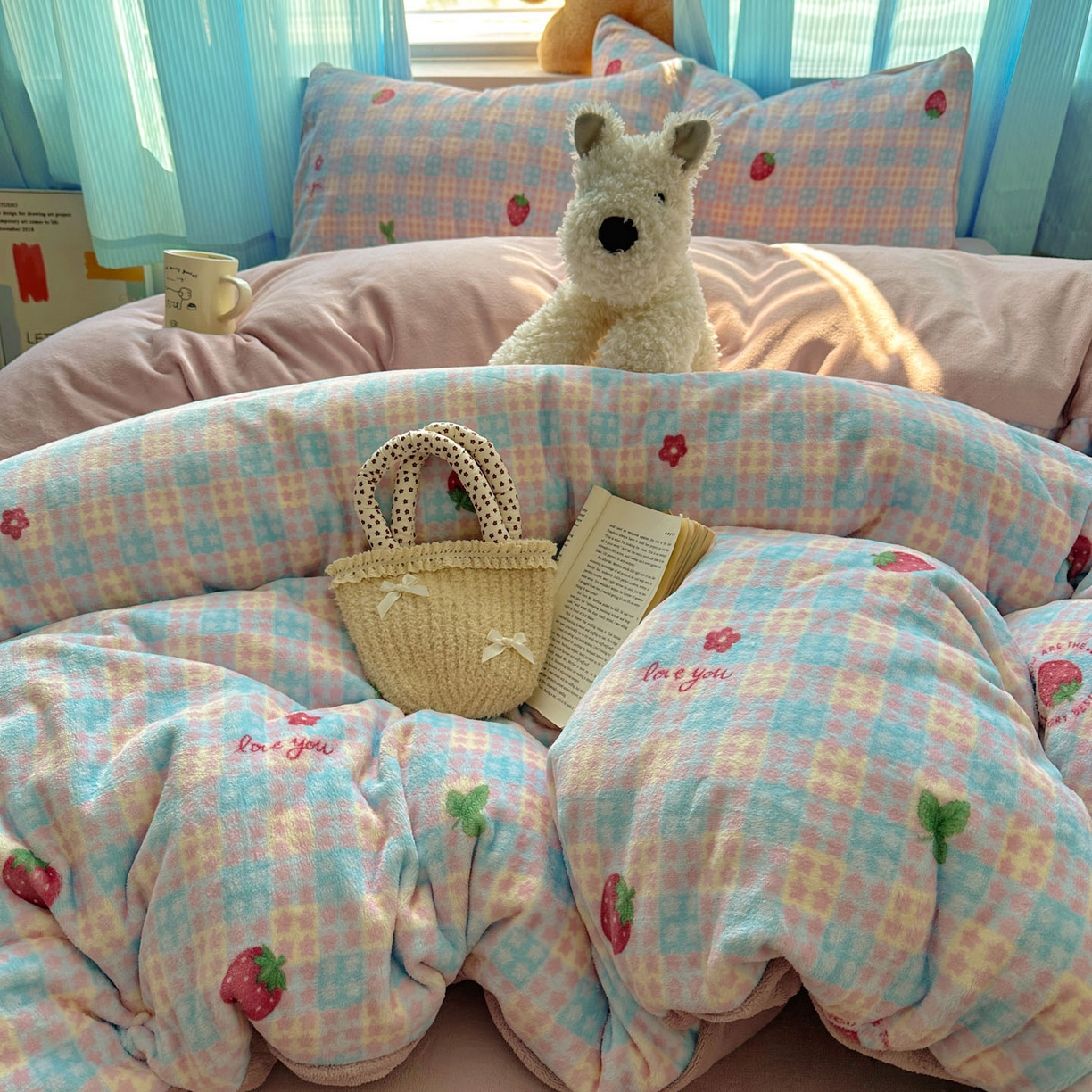 91家纺网 家纺一手货源 找家纺 小叮当家纺仓储工厂店 买家秀 爆款花型2025新款小清新180克跑量款牛奶绒三件套四件套 草莓星星