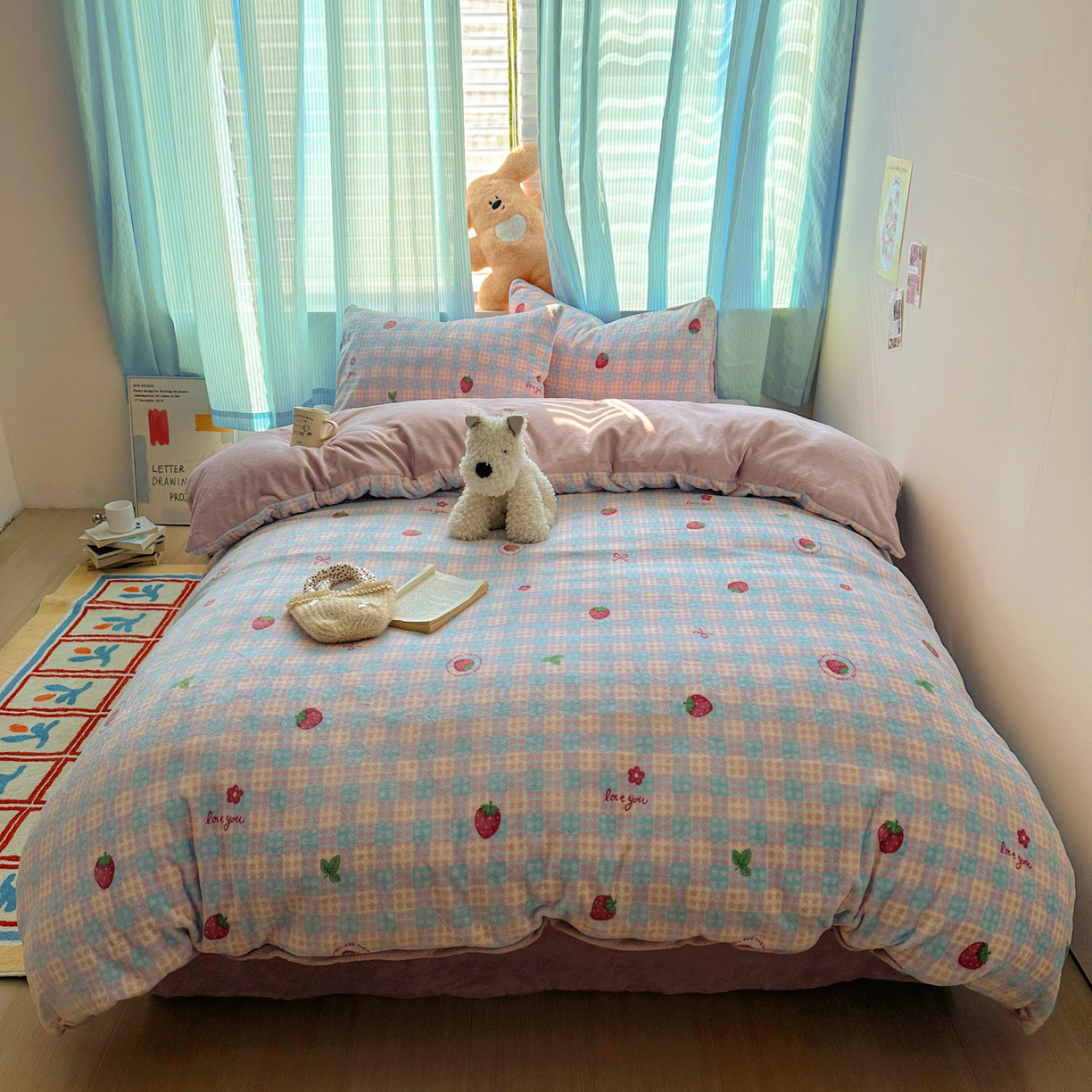 91家纺网 家纺一手货源 找家纺 小叮当家纺仓储工厂店 买家秀 爆款花型2025新款小清新180克跑量款牛奶绒三件套四件套 草莓星星