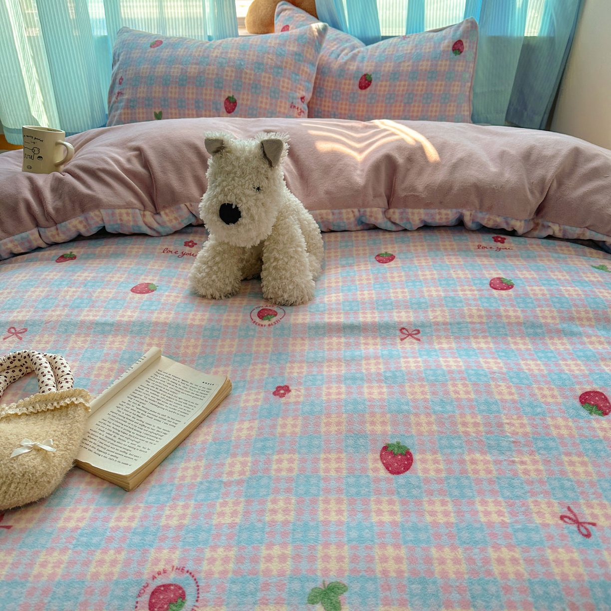 91家纺网 家纺一手货源 找家纺 小叮当家纺仓储工厂店 买家秀 爆款花型2025新款小清新180克跑量款牛奶绒三件套四件套 草莓星星