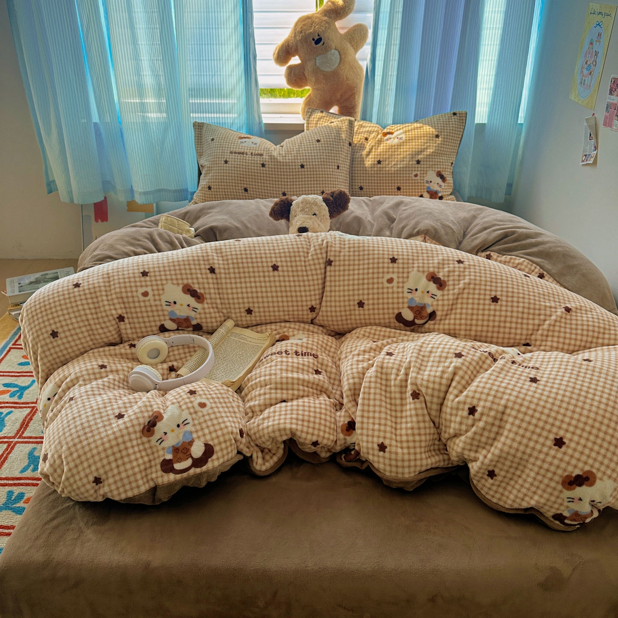 91家纺网 家纺一手货源 找家纺 小叮当家纺仓储工厂店 买家秀 爆款花型2025新款小清新180克跑量款牛奶绒三件套四件套 咖星小猫