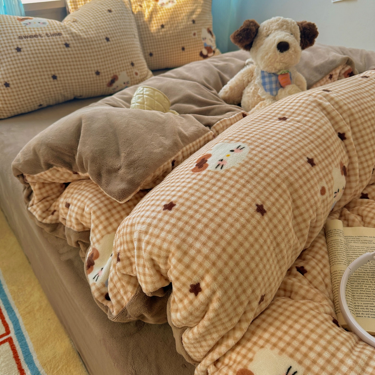 91家纺网 家纺一手货源 找家纺 小叮当家纺仓储工厂店 买家秀 爆款花型2025新款小清新180克跑量款牛奶绒三件套四件套 咖星小猫