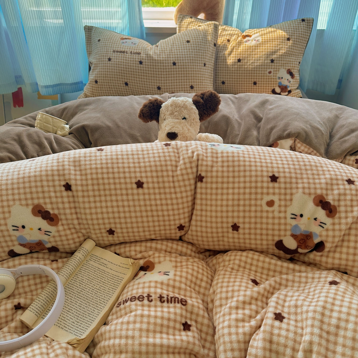 91家纺网 家纺一手货源 找家纺 小叮当家纺仓储工厂店 买家秀 爆款花型2025新款小清新180克跑量款牛奶绒三件套四件套 咖星小猫