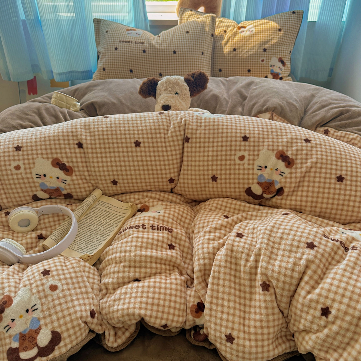 91家纺网 家纺一手货源 找家纺 小叮当家纺仓储工厂店 买家秀 爆款花型2025新款小清新180克跑量款牛奶绒三件套四件套 咖星小猫