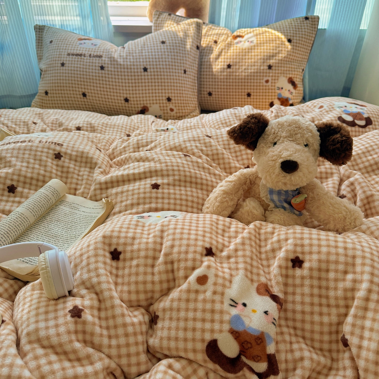 91家纺网 家纺一手货源 找家纺 小叮当家纺仓储工厂店 买家秀 爆款花型2025新款小清新180克跑量款牛奶绒三件套四件套 咖星小猫