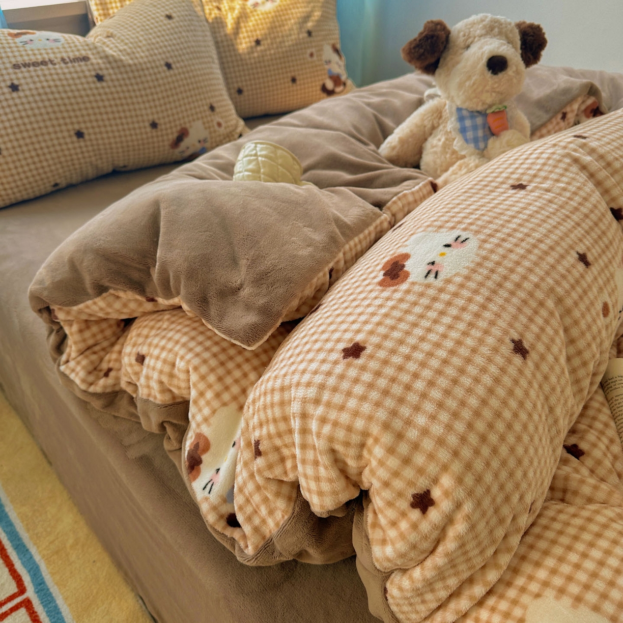 91家纺网 家纺一手货源 找家纺 小叮当家纺仓储工厂店 买家秀 爆款花型2025新款小清新180克跑量款牛奶绒三件套四件套 咖星小猫