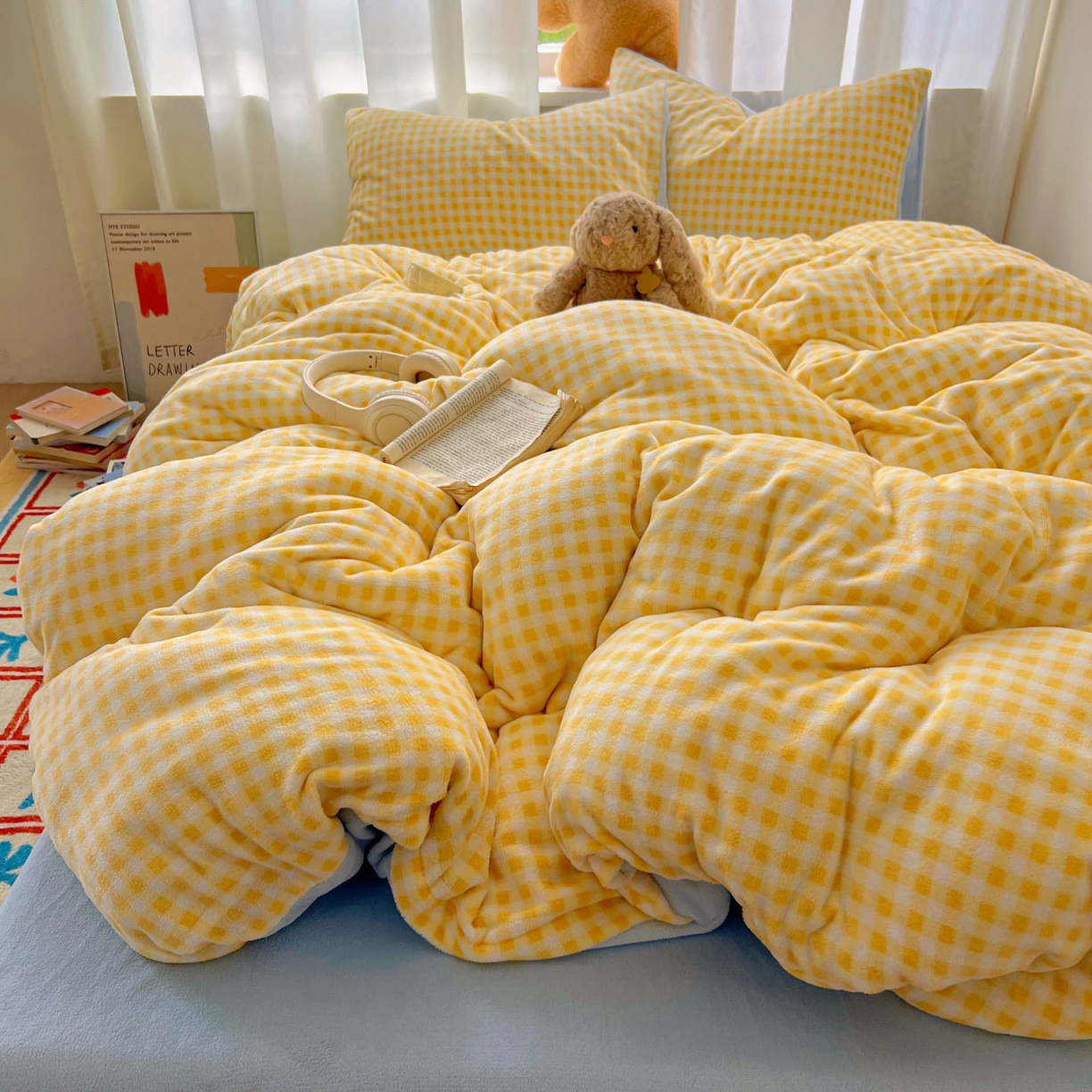 91家纺网 家纺一手货源 找家纺 小叮当家纺仓储工厂店 买家秀 爆款花型2025新款小清新180克跑量款牛奶绒三件套四件套 浅蓝黄格