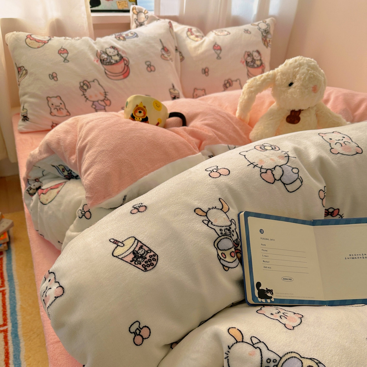 91家纺网 家纺一手货源 找家纺 小叮当家纺仓储工厂店 买家秀 爆款花型2025新款小清新180克跑量款牛奶绒三件套四件套 甜心小猫