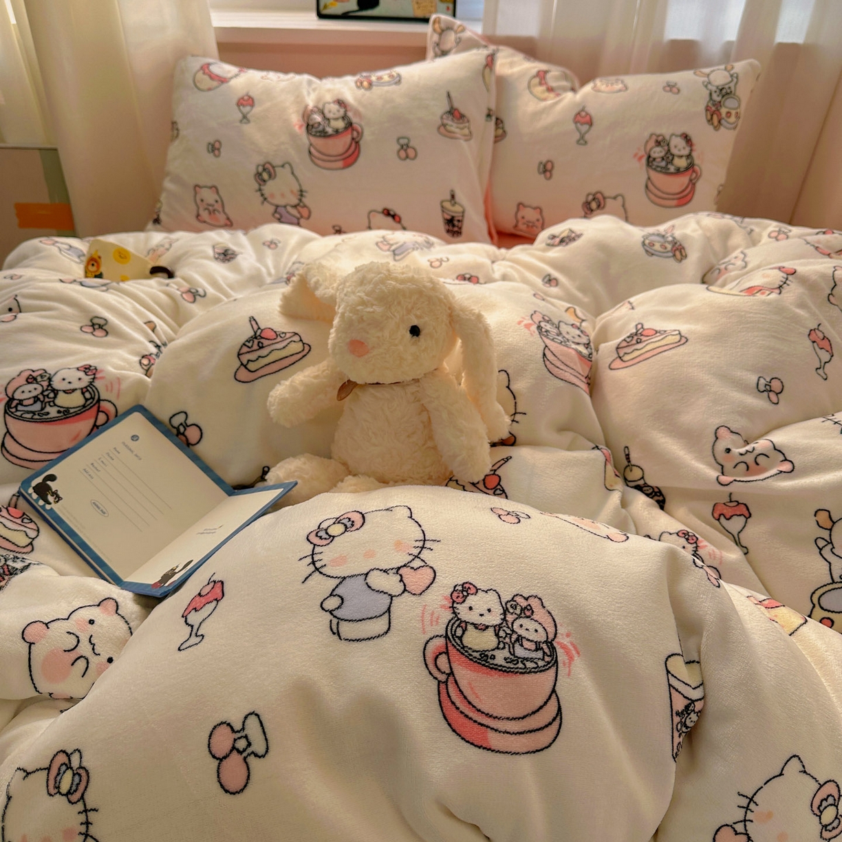 91家纺网 家纺一手货源 找家纺 小叮当家纺仓储工厂店 买家秀 爆款花型2025新款小清新180克跑量款牛奶绒三件套四件套 甜心小猫