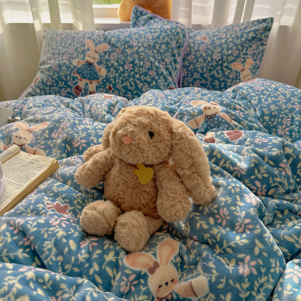 91家纺网 家纺一手货源 找家纺 小叮当家纺仓储工厂店 买家秀 爆款花型2025新款小清新180克跑量款牛奶绒三件套四件套 兔兔女孩