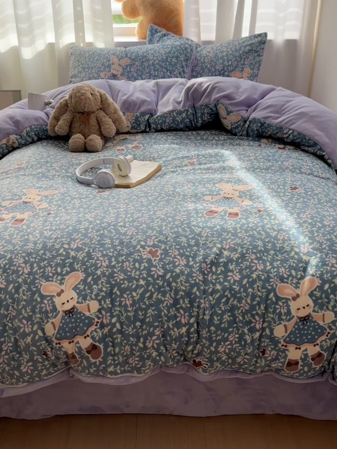 91家纺网 家纺一手货源 找家纺 小叮当家纺仓储工厂店 买家秀 爆款花型2025新款小清新180克跑量款牛奶绒三件套四件套 兔兔女孩