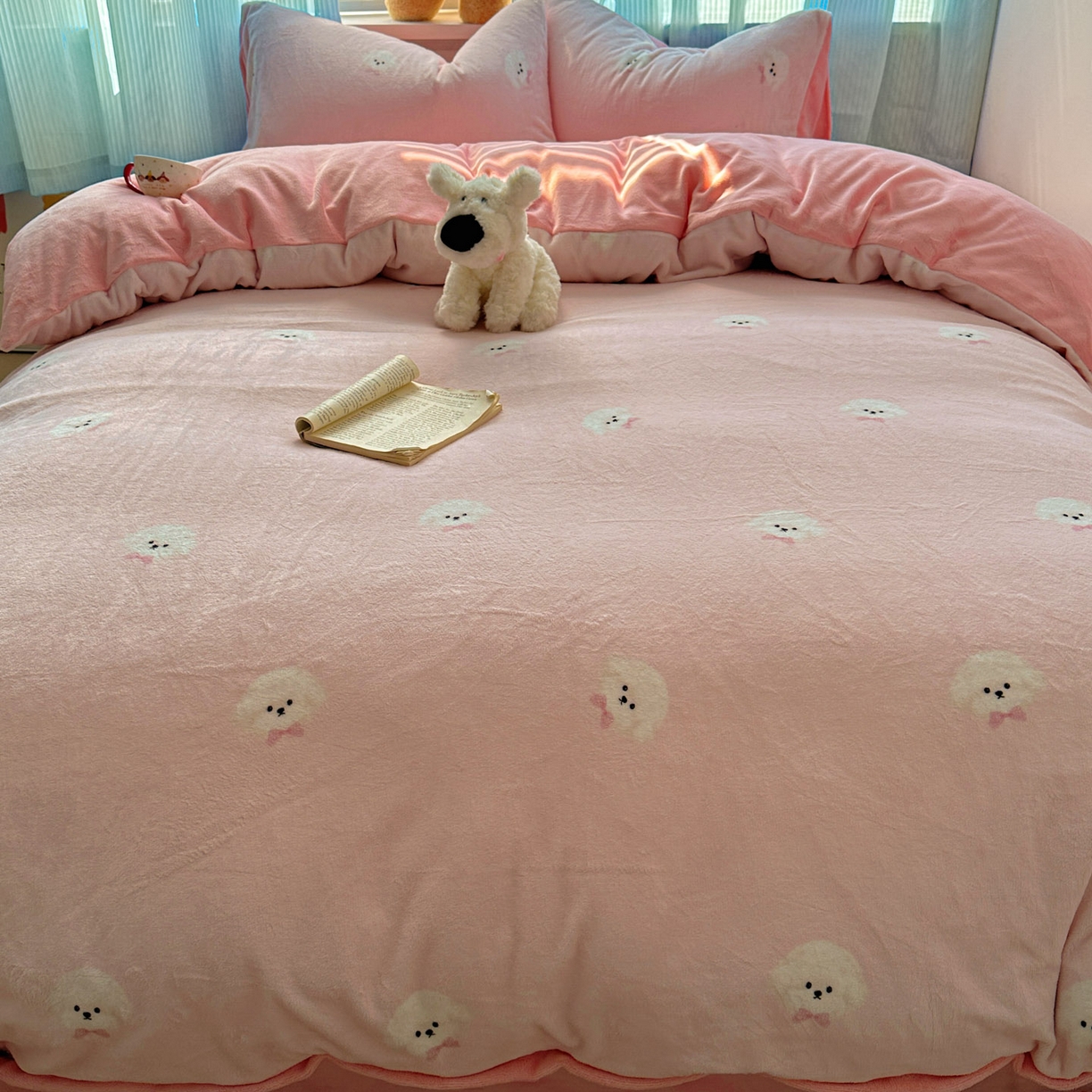 91家纺网 家纺一手货源 找家纺 小叮当家纺仓储工厂店 买家秀 爆款花型2025新款小清新180克跑量款牛奶绒三件套四件套 小奶狗-粉