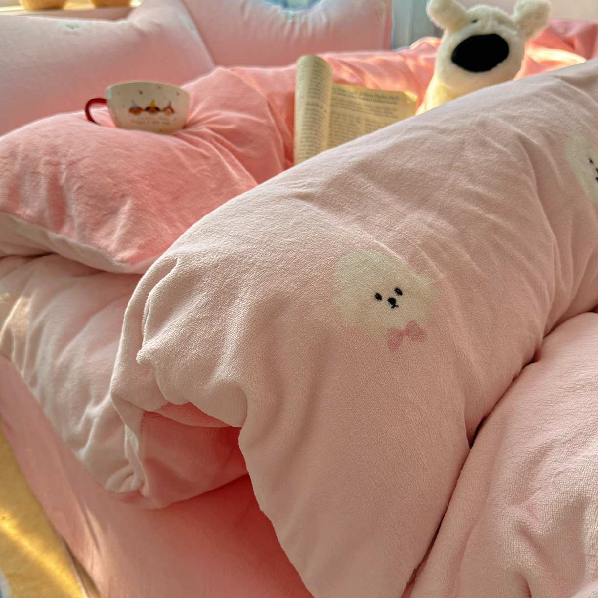 91家纺网 家纺一手货源 找家纺 小叮当家纺仓储工厂店 买家秀 爆款花型2025新款小清新180克跑量款牛奶绒三件套四件套 小奶狗-粉