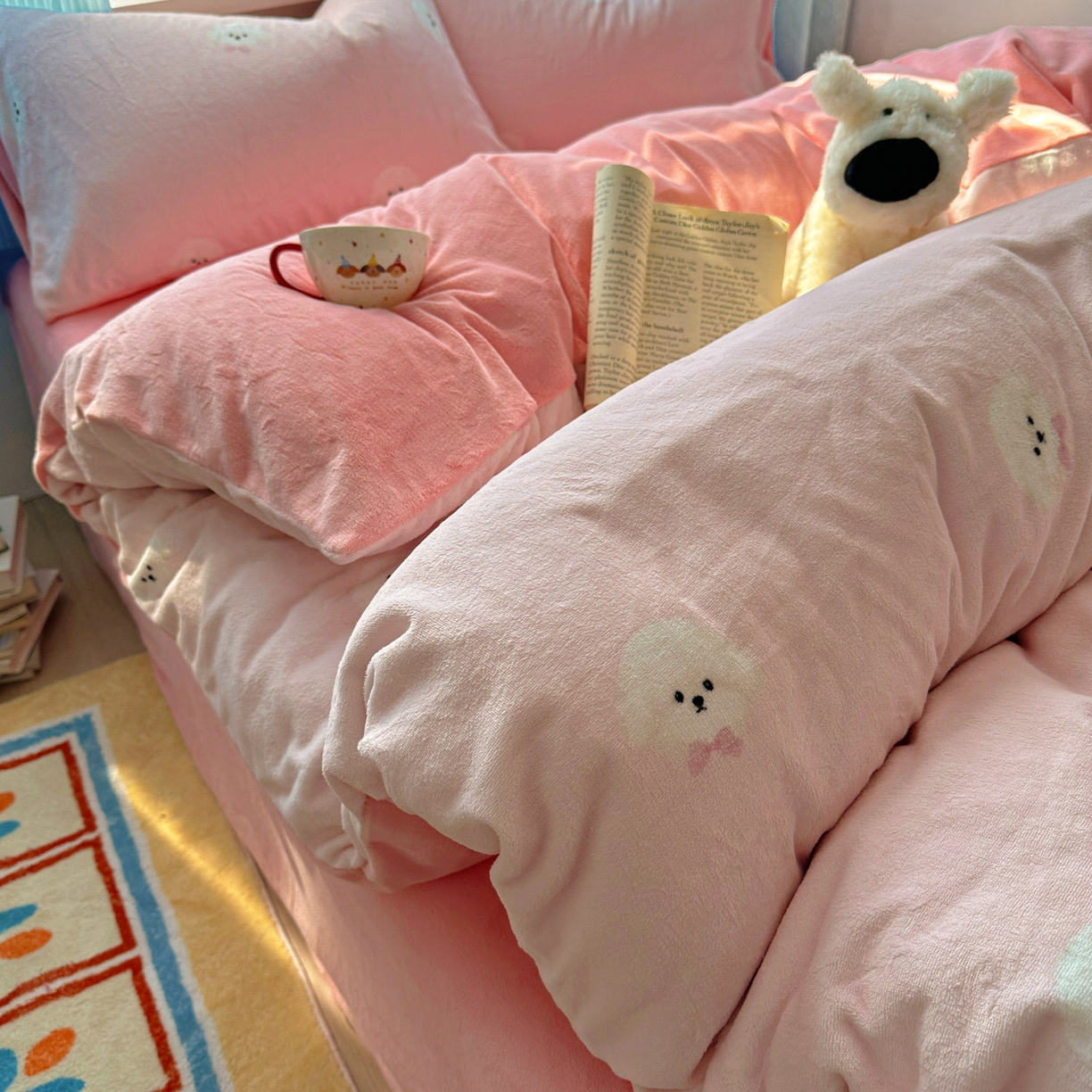 91家纺网 家纺一手货源 找家纺 小叮当家纺仓储工厂店 买家秀 爆款花型2025新款小清新180克跑量款牛奶绒三件套四件套 小奶狗-粉