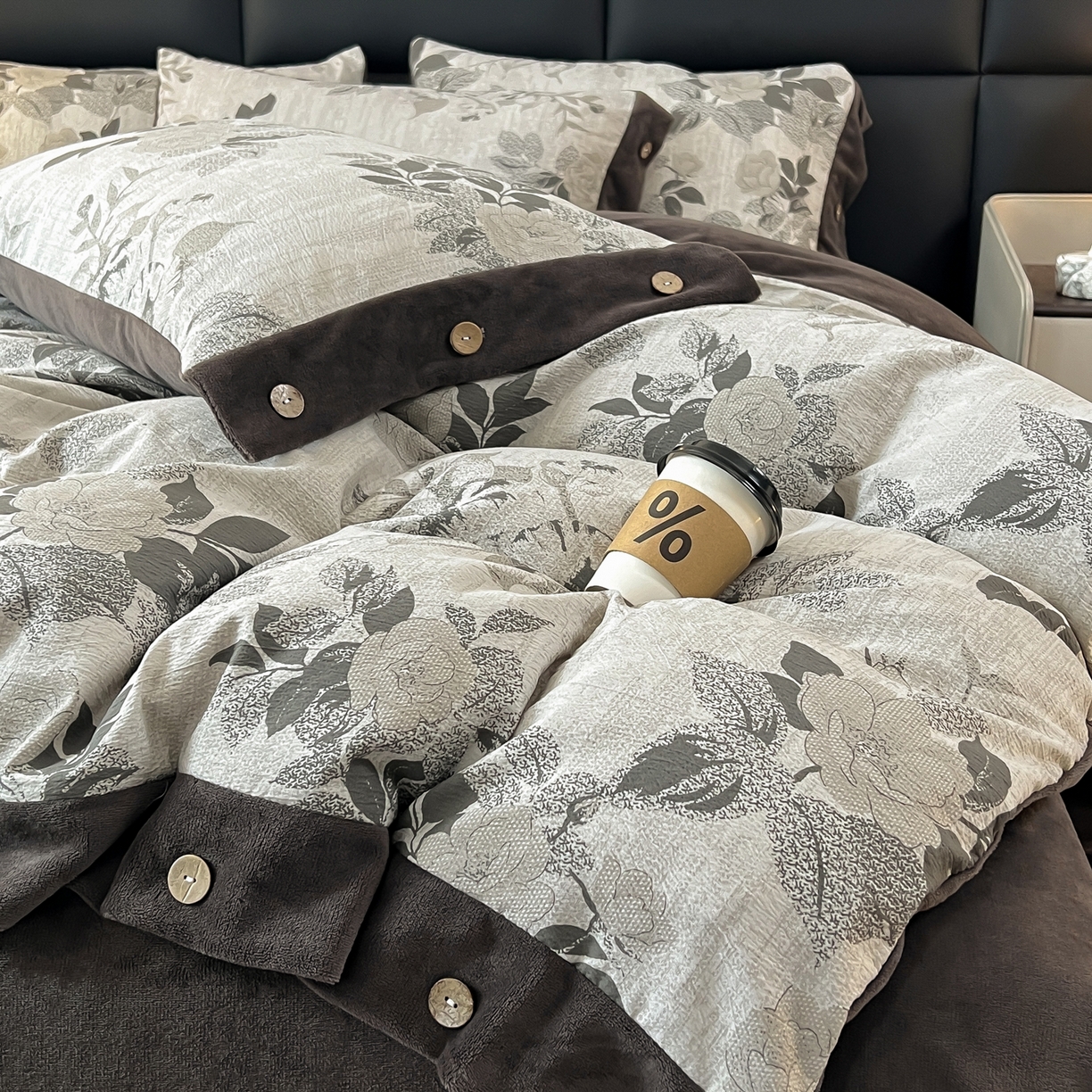 91家纺网 家纺一手货源 找家纺 吾诺家居 2025新款水洗原麻牛奶绒纽扣款四件套 晓梦