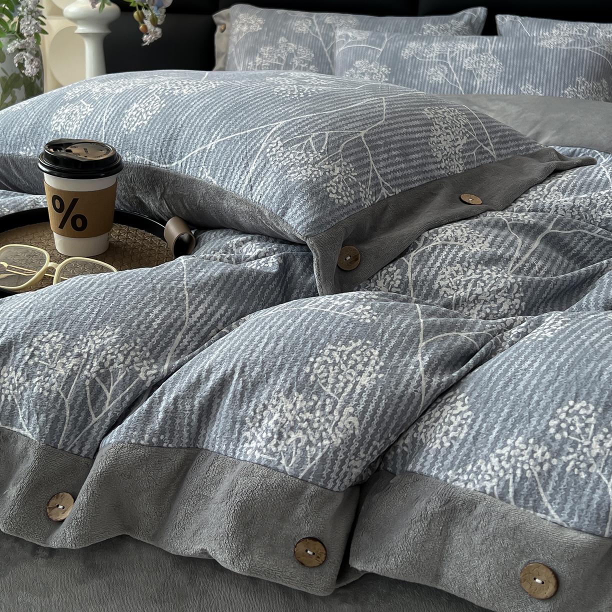 91家纺网 家纺一手货源 找家纺 吾诺家居 2025新款水洗原麻牛奶绒纽扣款四件套 暗香