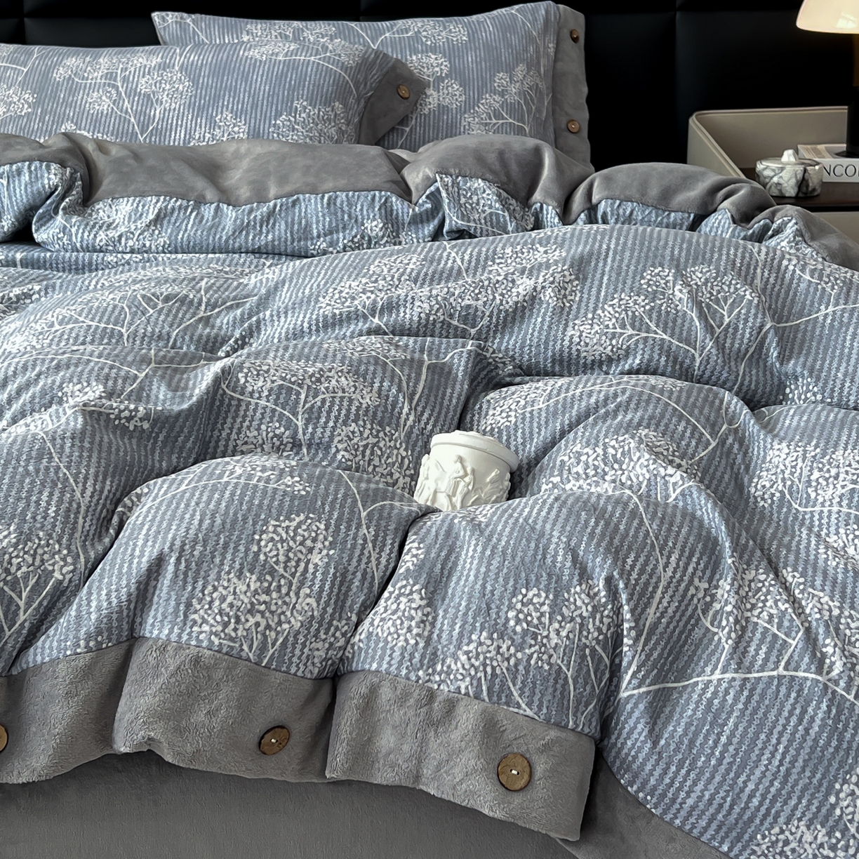 91家纺网 家纺一手货源 找家纺 吾诺家居 2025新款水洗原麻牛奶绒纽扣款四件套 暗香