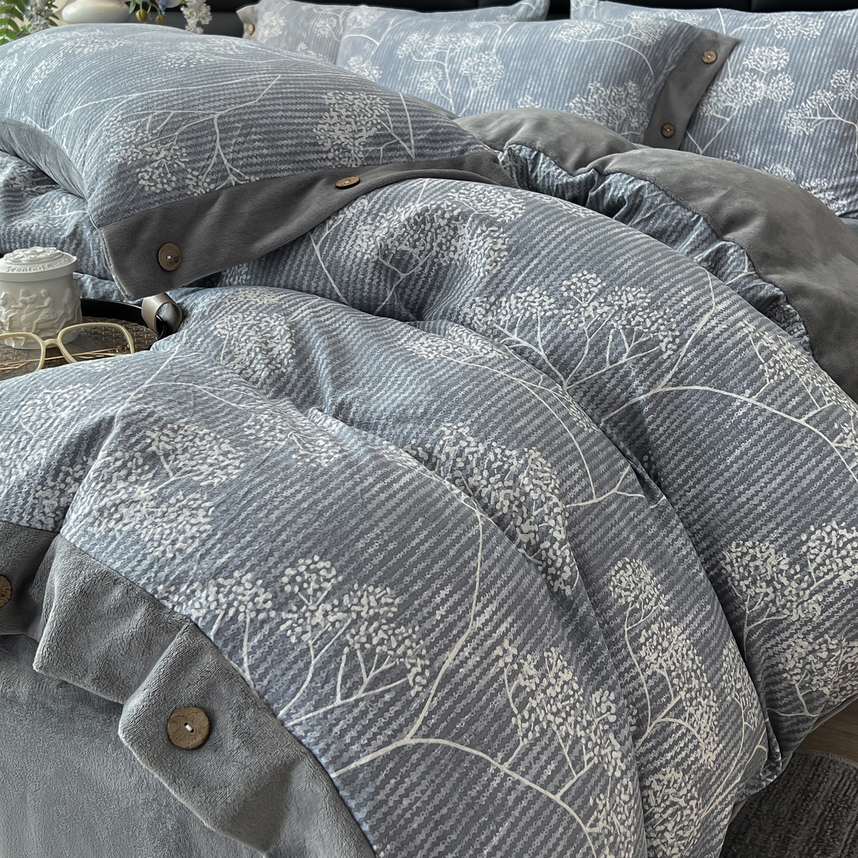 91家纺网 家纺一手货源 找家纺 吾诺家居 2025新款水洗原麻牛奶绒纽扣款四件套 暗香