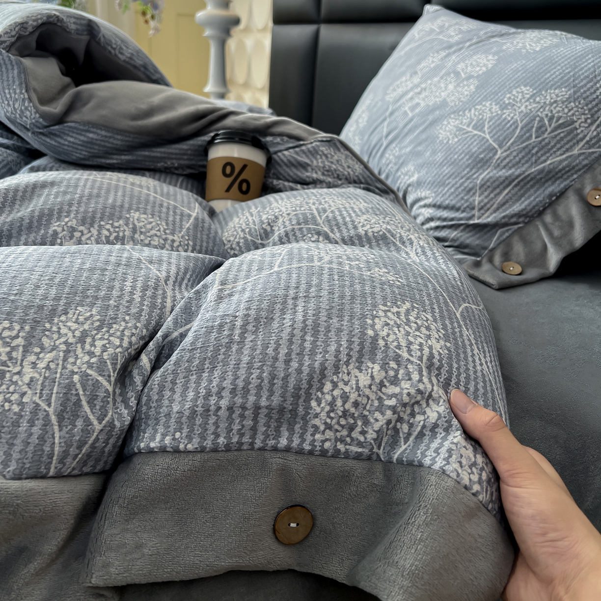 91家纺网 家纺一手货源 找家纺 吾诺家居 2025新款水洗原麻牛奶绒纽扣款四件套 暗香