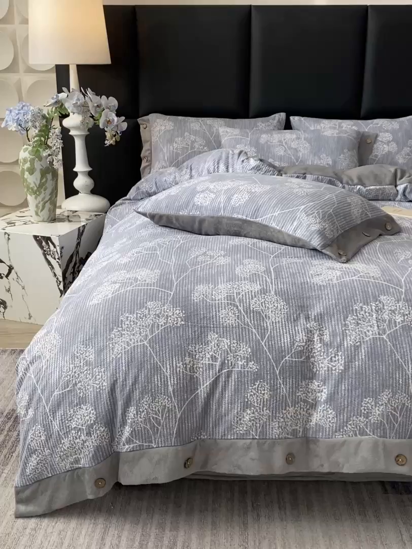 91家纺网 家纺一手货源 找家纺 吾诺家居 2025新款水洗原麻牛奶绒纽扣款四件套 暗香