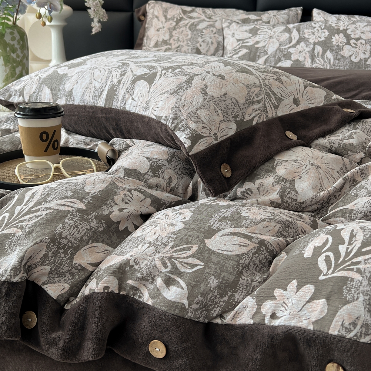 91家纺网 家纺一手货源 找家纺 吾诺家居 2025新款水洗原麻牛奶绒纽扣款四件套 叠影