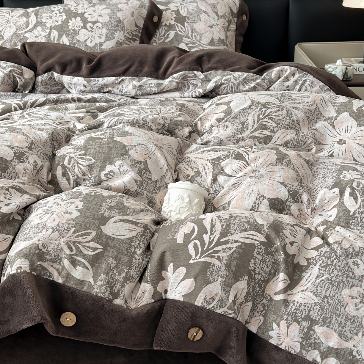 91家纺网 家纺一手货源 找家纺 吾诺家居 2025新款水洗原麻牛奶绒纽扣款四件套 叠影