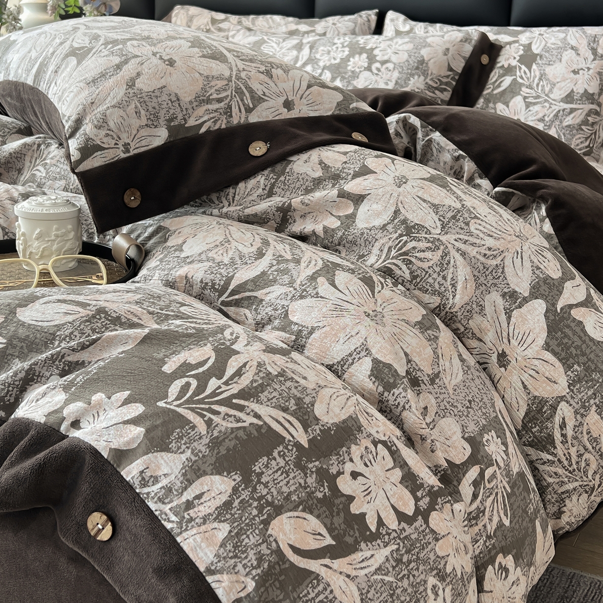 91家纺网 家纺一手货源 找家纺 吾诺家居 2025新款水洗原麻牛奶绒纽扣款四件套 叠影