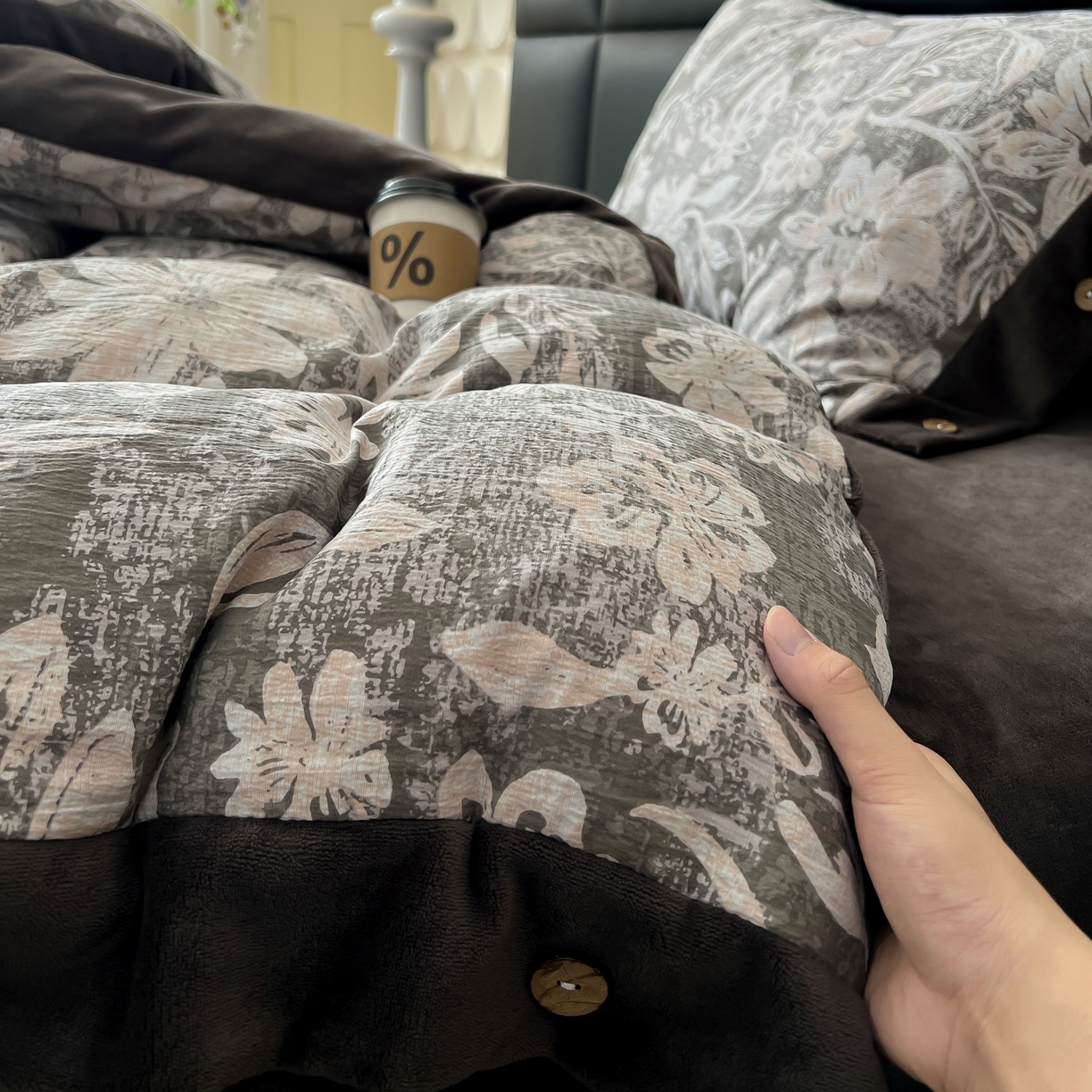 91家纺网 家纺一手货源 找家纺 吾诺家居 2025新款水洗原麻牛奶绒纽扣款四件套 叠影