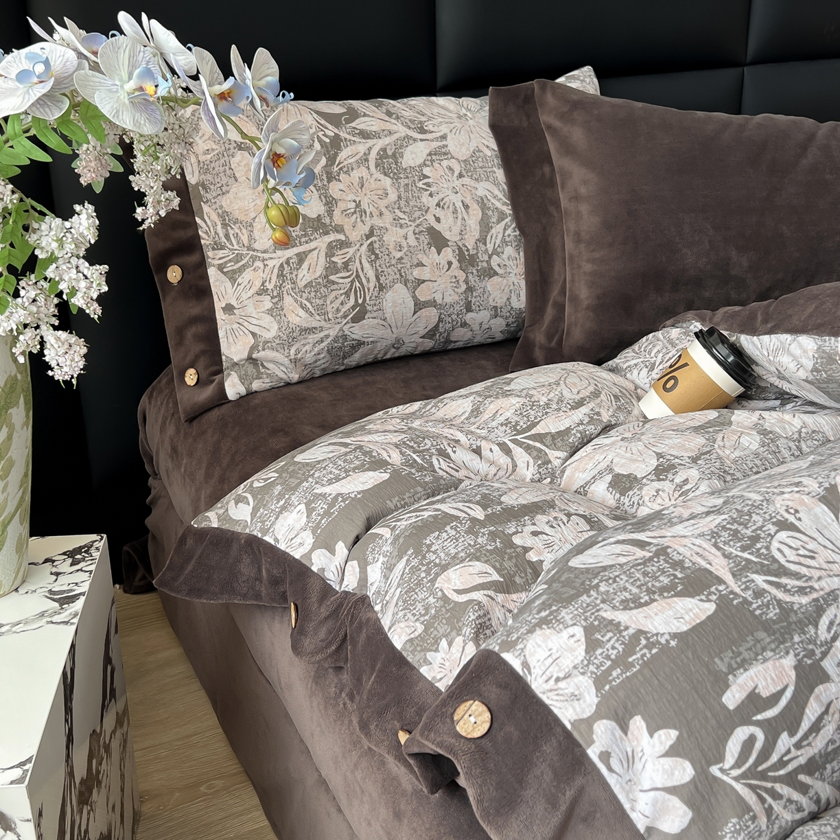 91家纺网 家纺一手货源 找家纺 吾诺家居 2025新款水洗原麻牛奶绒纽扣款四件套 叠影