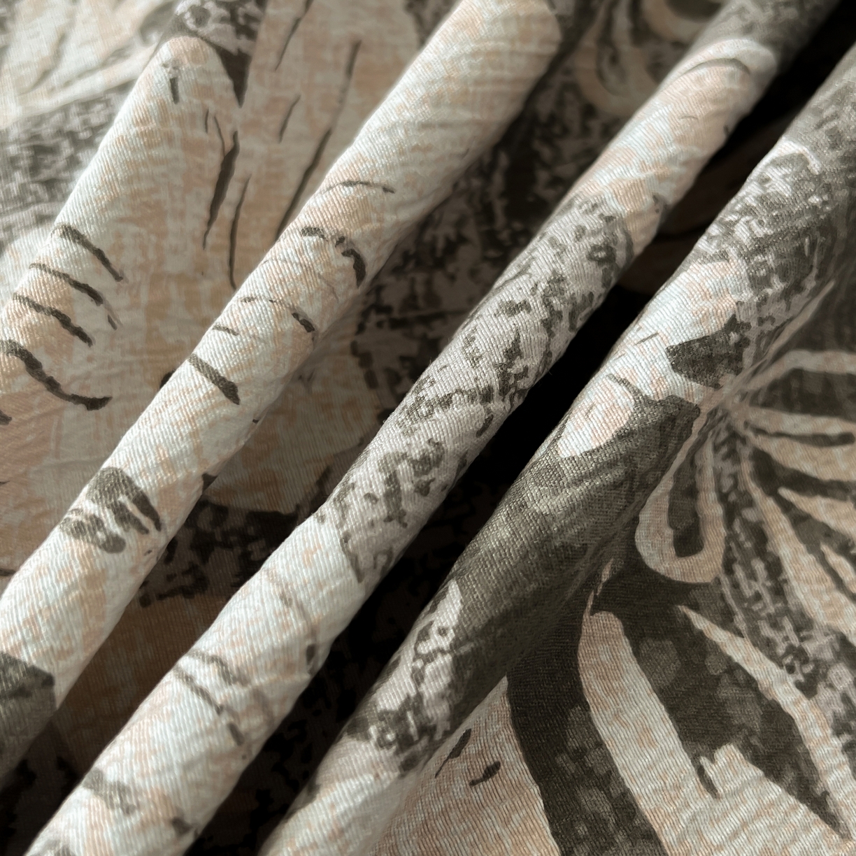 91家纺网 家纺一手货源 找家纺 吾诺家居 2025新款水洗原麻牛奶绒纽扣款四件套 叠影