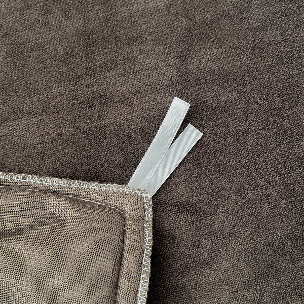 91家纺网 家纺一手货源 找家纺 吾诺家居 2025新款水洗原麻牛奶绒纽扣款四件套 叠影