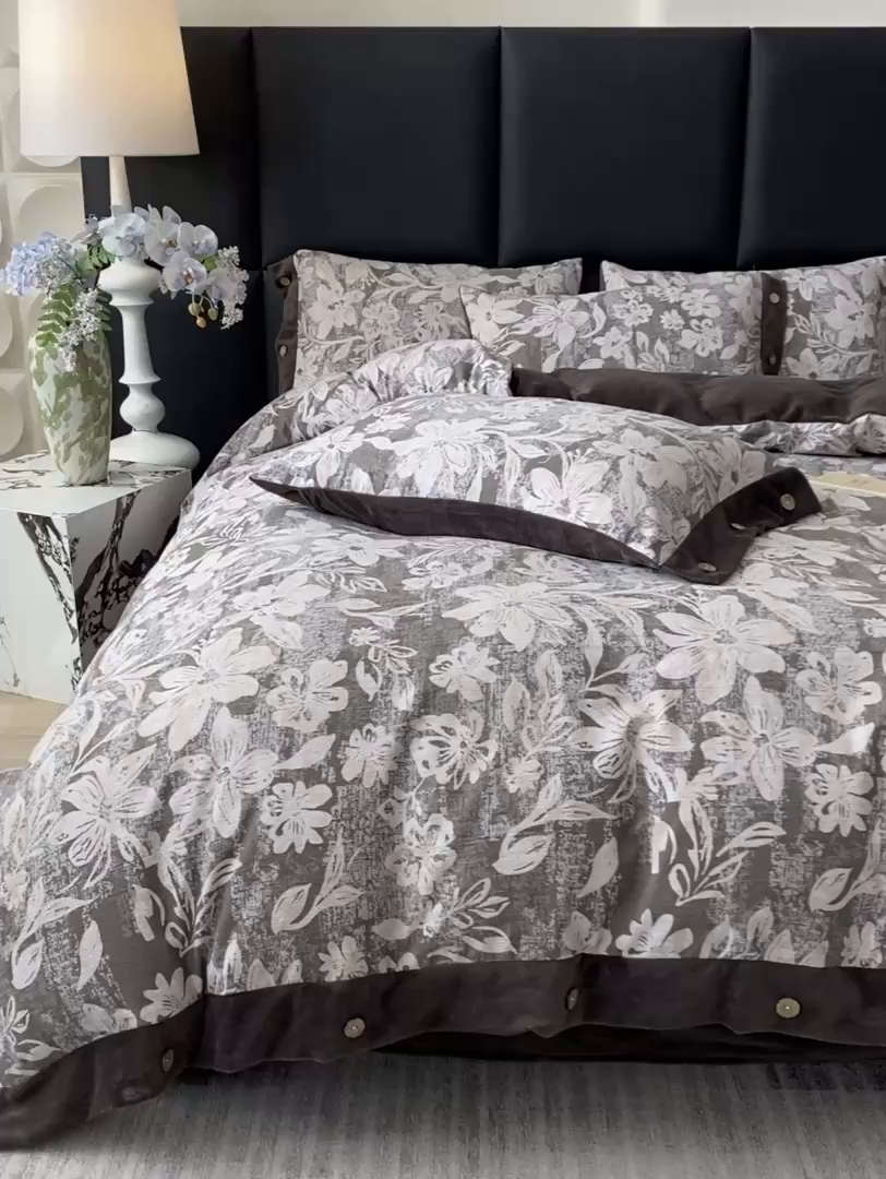 91家纺网 家纺一手货源 找家纺 吾诺家居 2025新款水洗原麻牛奶绒纽扣款四件套 叠影