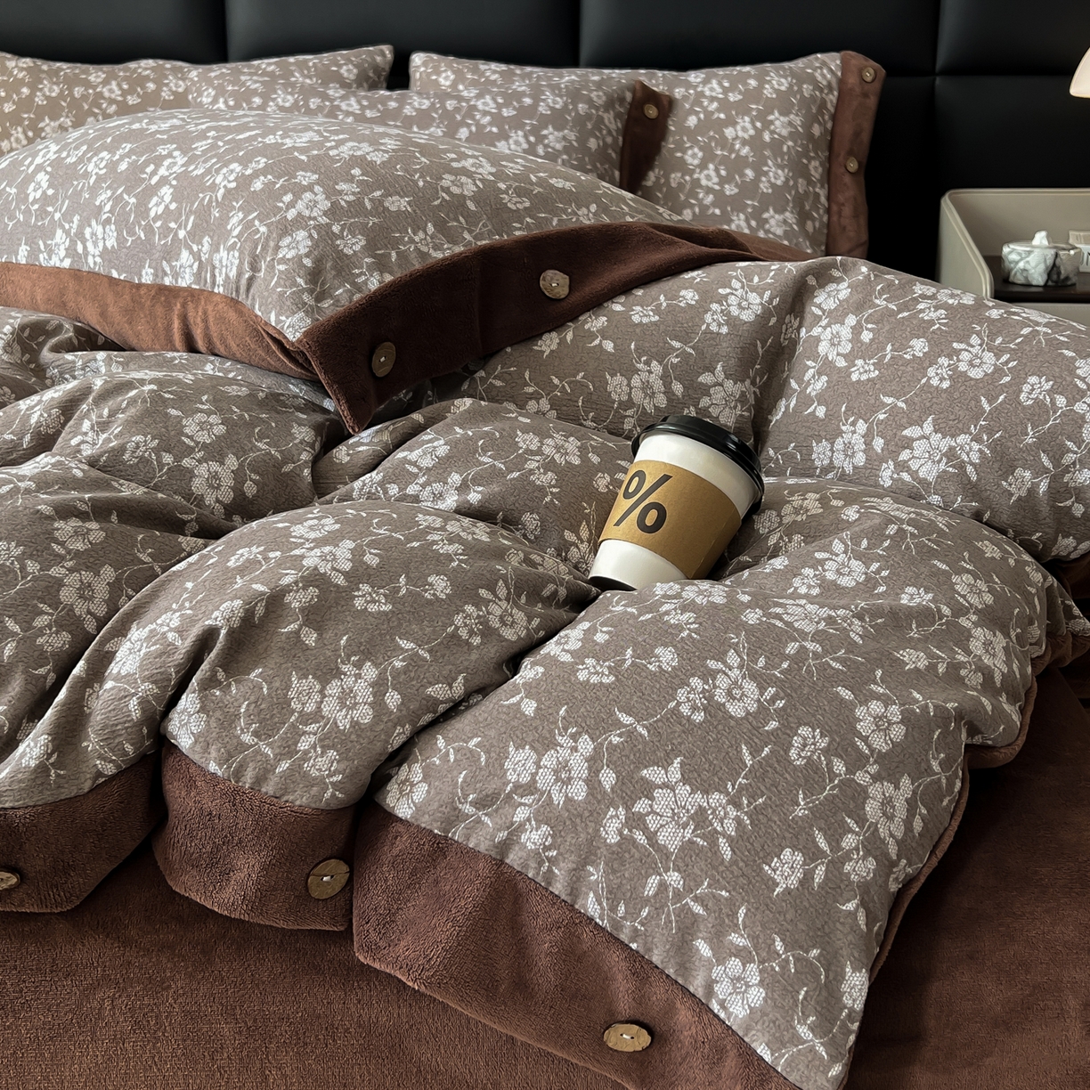 91家纺网 家纺一手货源 找家纺 吾诺家居 2025新款水洗原麻牛奶绒纽扣款四件套 花梦