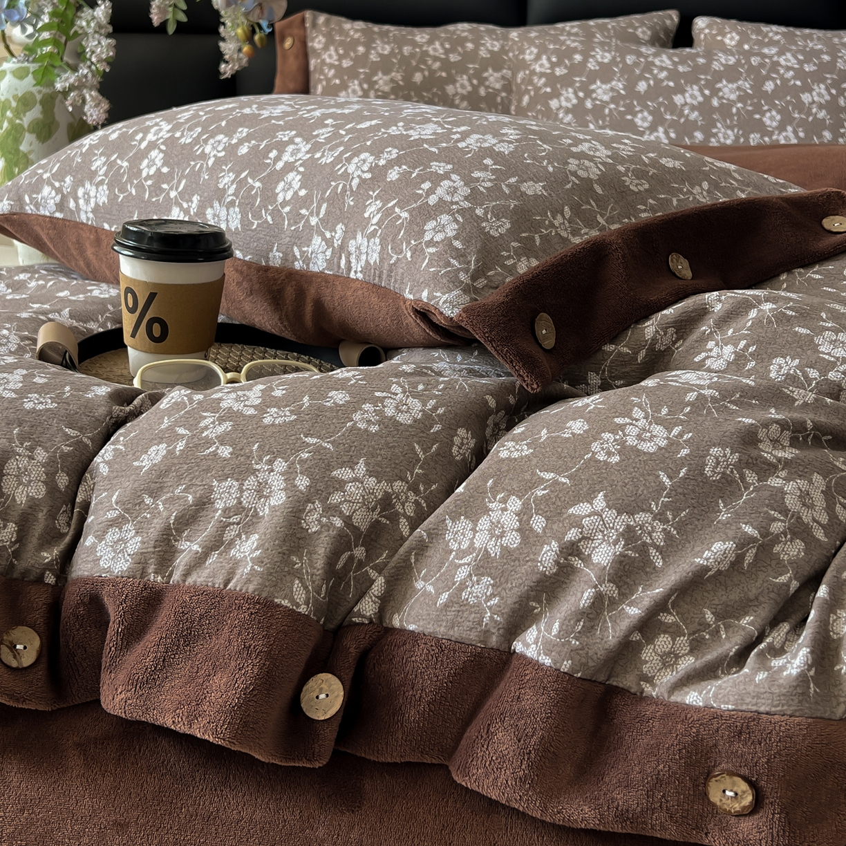 91家纺网 家纺一手货源 找家纺 吾诺家居 2025新款水洗原麻牛奶绒纽扣款四件套 花梦