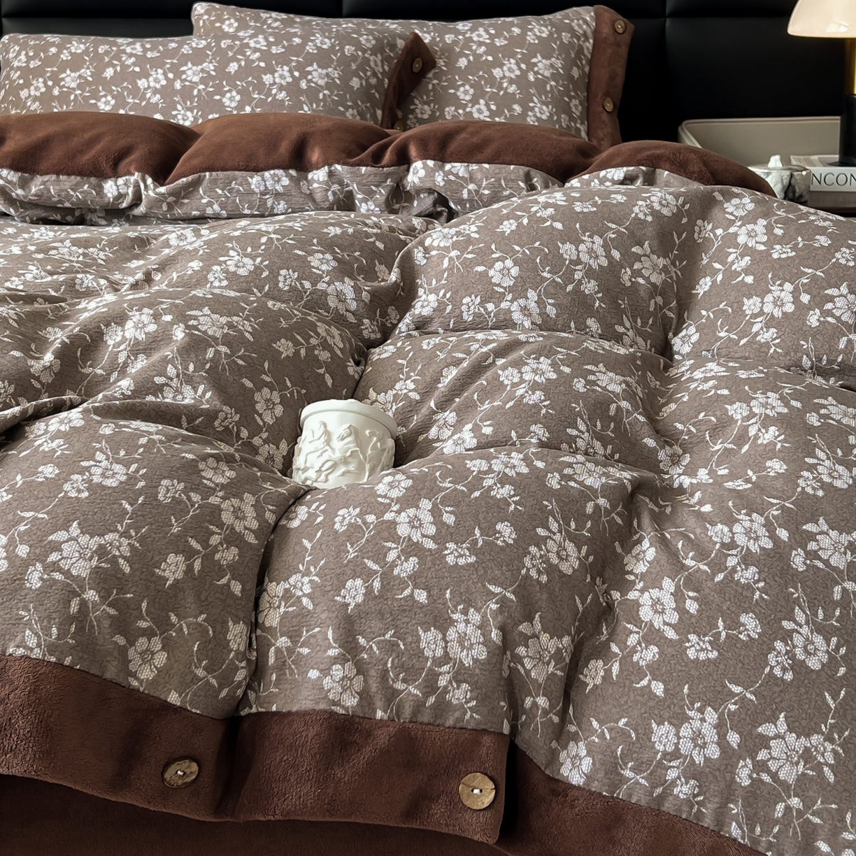 91家纺网 家纺一手货源 找家纺 吾诺家居 2025新款水洗原麻牛奶绒纽扣款四件套 花梦