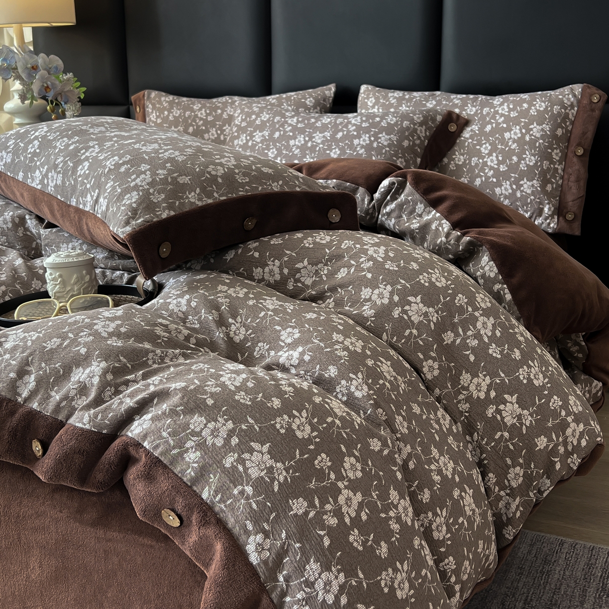 91家纺网 家纺一手货源 找家纺 吾诺家居 2025新款水洗原麻牛奶绒纽扣款四件套 花梦