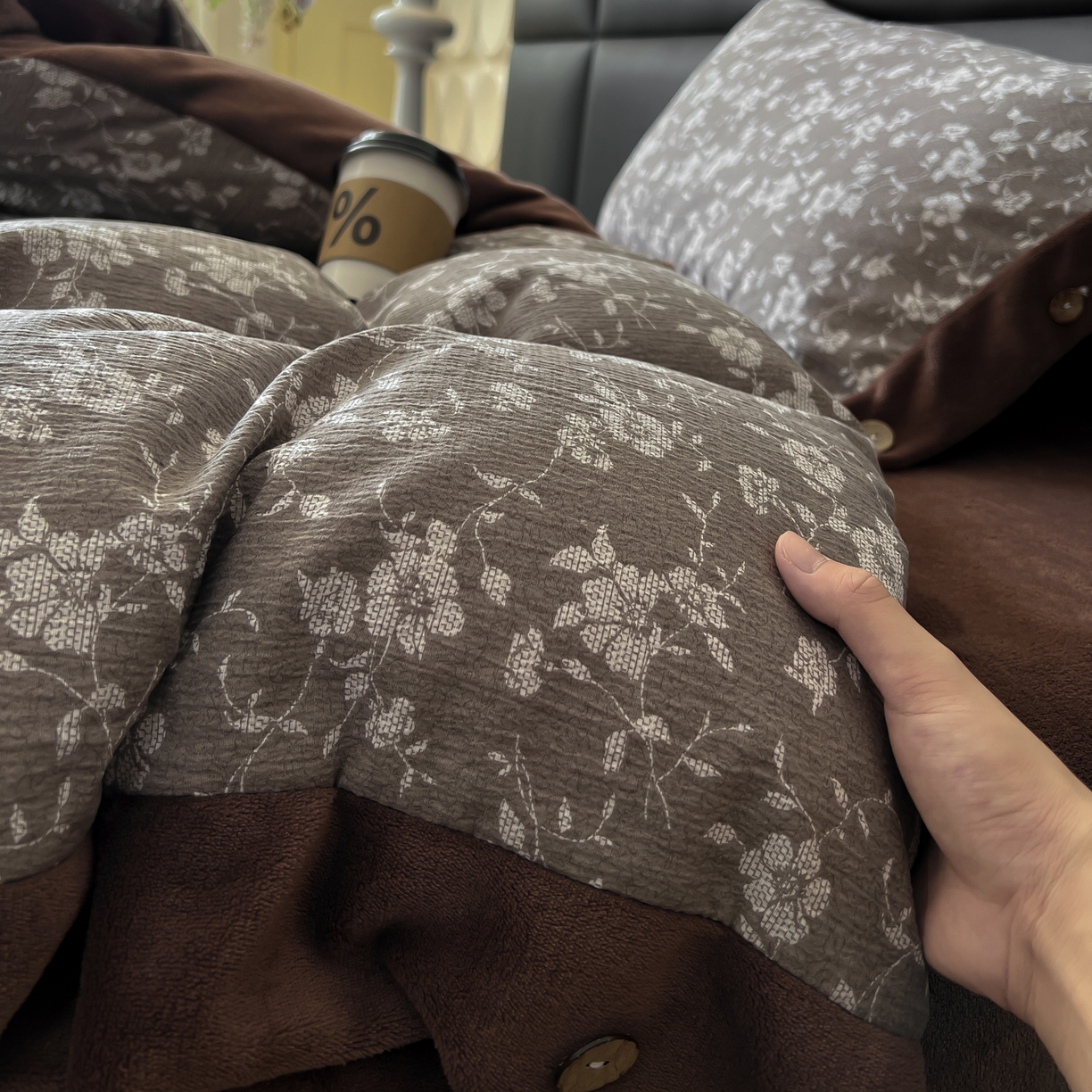 91家纺网 家纺一手货源 找家纺 吾诺家居 2025新款水洗原麻牛奶绒纽扣款四件套 花梦