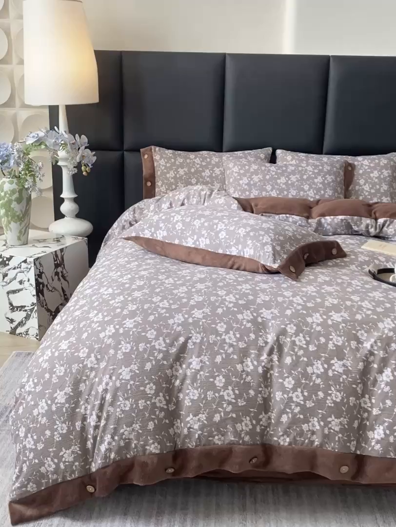 91家纺网 家纺一手货源 找家纺 吾诺家居 2025新款水洗原麻牛奶绒纽扣款四件套 花梦