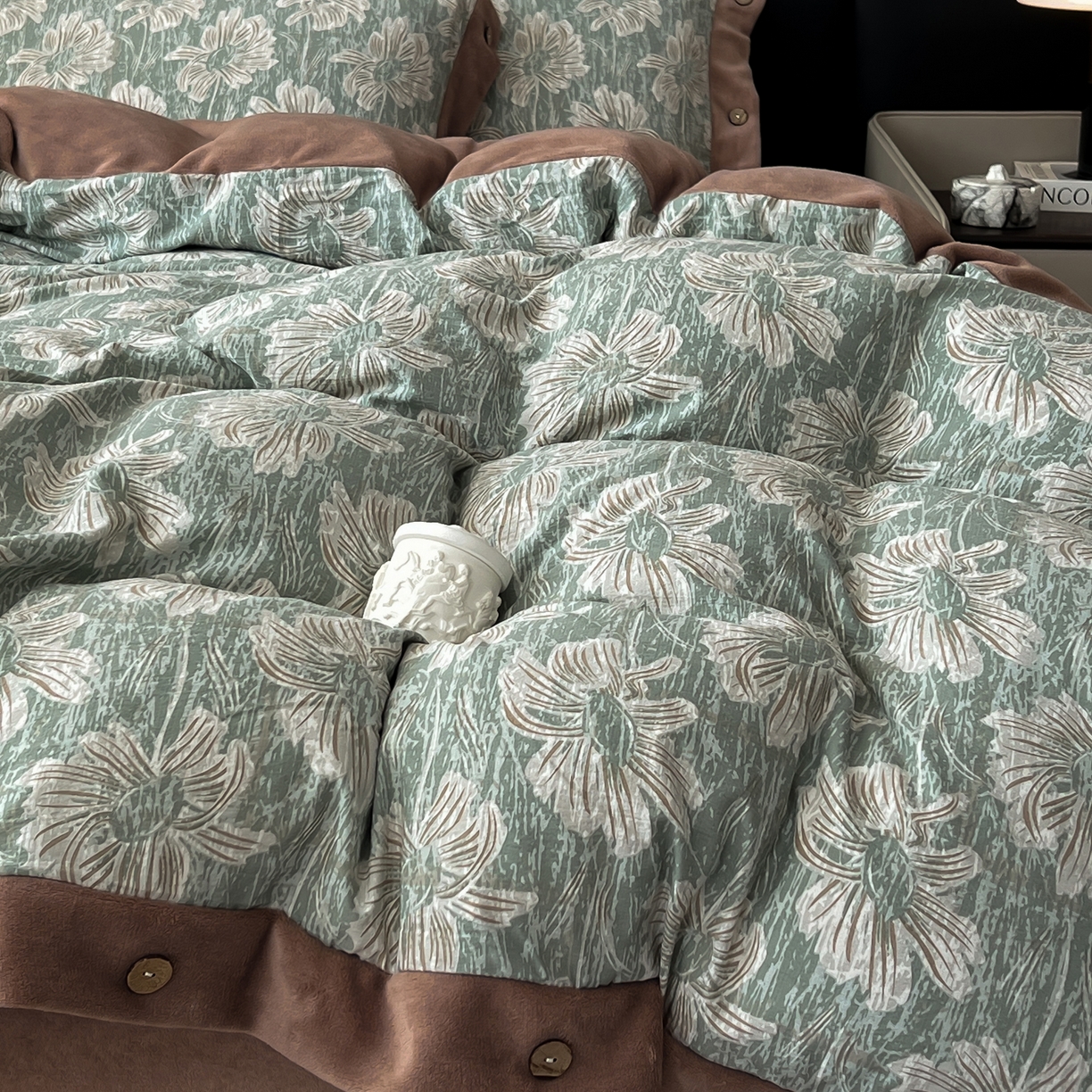 91家纺网 家纺一手货源 找家纺 吾诺家居 2025新款水洗原麻牛奶绒纽扣款四件套 绍华