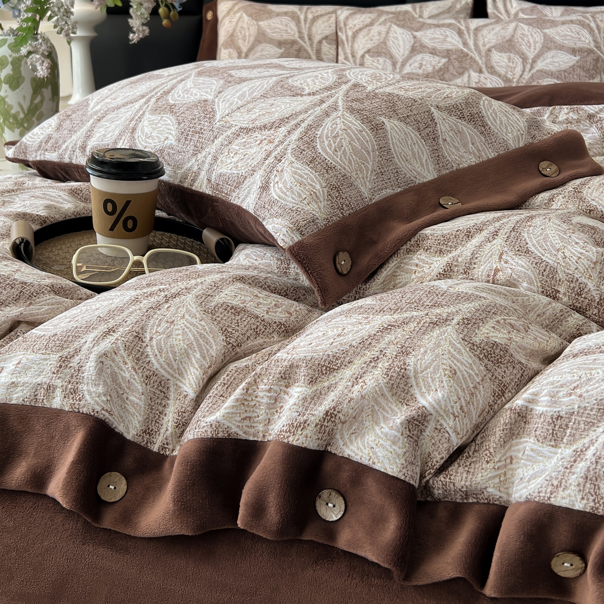 91家纺网 家纺一手货源 找家纺 吾诺家居 2025新款水洗原麻牛奶绒纽扣款四件套 叶藤